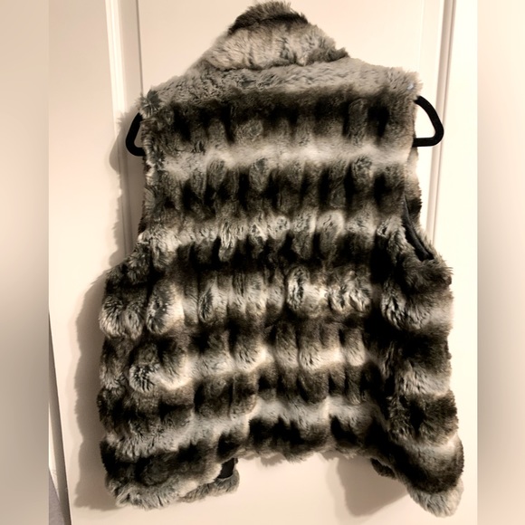 Jennifer Lopez faux fur vest - Picture 3 of 6